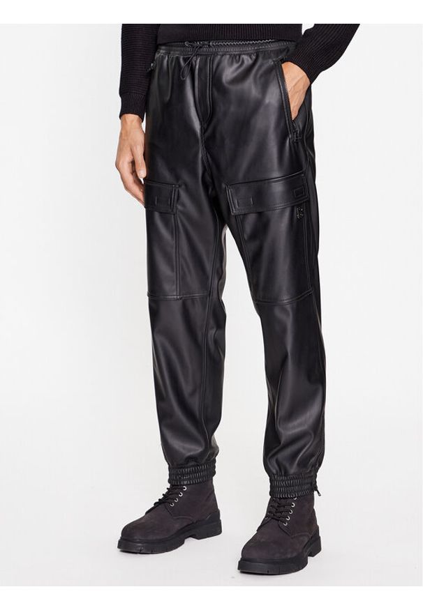 Spodnie z imitacji skóry Hugo. Kolor: czarny. Materiał: skóra