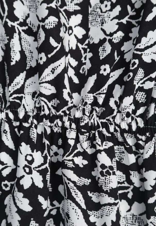 Renee - Czarno-Biała Sukienka Bawełniana na Grubych Ramiączkach z Gumką w Pasie Zapinana na Guziki Tessri. Okazja: na co dzień, na randkę. Kolor: czarny. Materiał: bawełna. Długość rękawa: na ramiączkach. Wzór: kwiaty. Sezon: lato. Typ sukienki: proste. Styl: wakacyjny, casual, elegancki