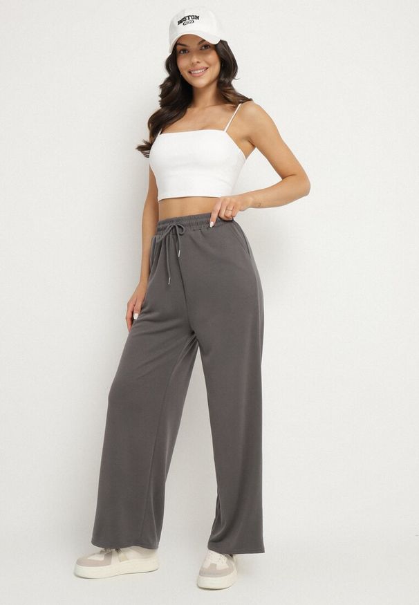Born2be - Ciemnoszare Spodnie z Gumką w Pasie i Wsuwanymi Kieszeniami Tosille. Okazja: na co dzień. Kolor: szary. Styl: casual, elegancki