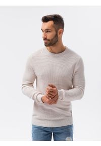 Ombre Clothing - Sweter męski E185 - beżowy - XXL. Kolor: beżowy. Materiał: bawełna, akryl. Długość rękawa: długi rękaw. Długość: długie. Wzór: aplikacja. Sezon: zima, jesień