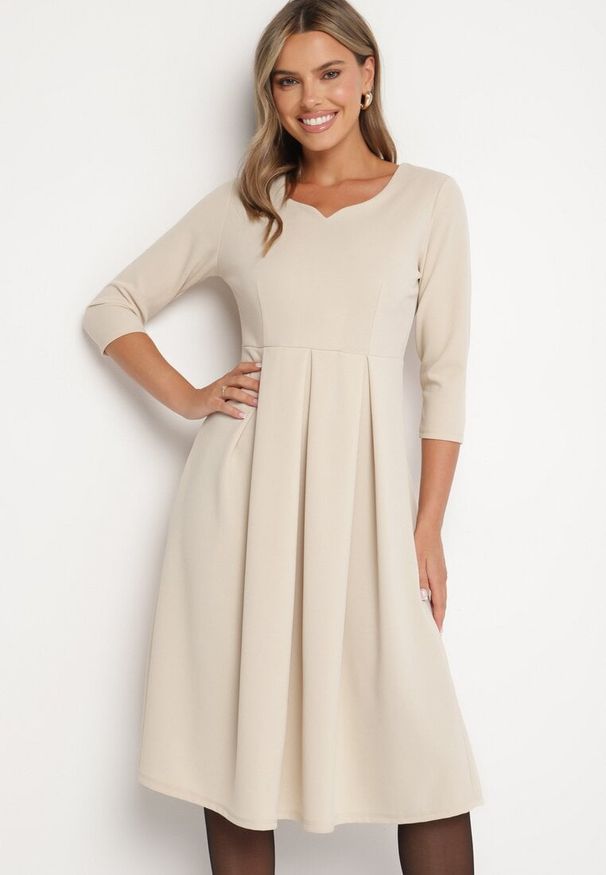 Born2be - Beżowa Rozkloszowana Sukienka z Rękawem 3/4 Nomiel. Okazja: na co dzień, na spotkanie biznesowe. Typ kołnierza: dekolt w kształcie V. Kolor: beżowy. Typ sukienki: rozkloszowane. Styl: casual, elegancki, klasyczny, biznesowy