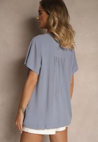 Renee - Niebieska Bluzka z Wiskozy z Dekoltem w Serek Savelae. Okazja: na co dzień. Typ kołnierza: dekolt w serek. Kolor: niebieski. Materiał: wiskoza. Styl: klasyczny, casual #3