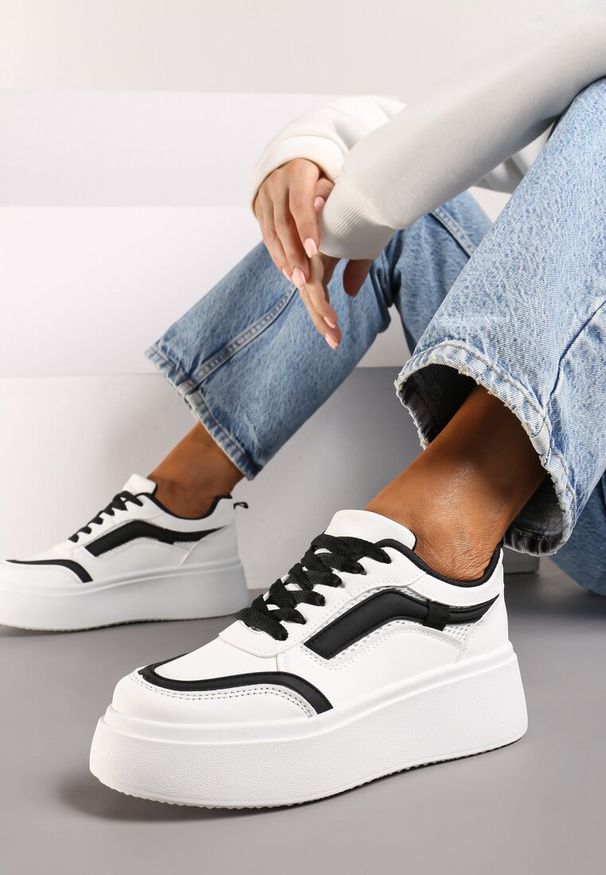 Renee - Biało-Czarne Casualowe Sneakersy na Płaskiej Podeszwie Ozdobione Paskami Vlivana. Okazja: na co dzień. Zapięcie: pasek. Kolor: biały. Materiał: jeans. Wzór: aplikacja. Sezon: lato. Obcas: na płaskiej podeszwie