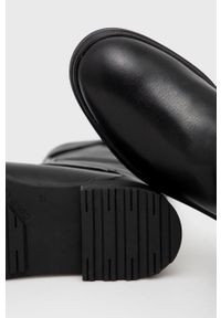 Calvin Klein Kozaki skórzane damskie kolor czarny na płaskim obcasie. Nosek buta: okrągły. Zapięcie: klamry. Kolor: czarny. Materiał: skóra. Szerokość cholewki: normalna. Obcas: na obcasie. Wysokość obcasa: niski