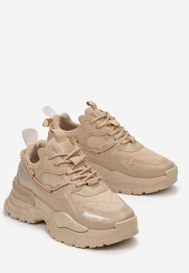 Renee - Ciemnobeżowe Sneakersy na Masywnej Podeszwie z Napisami Moisa. Okazja: na spotkanie biznesowe, na co dzień, do pracy. Nosek buta: okrągły. Zapięcie: sznurówki. Kolor: beżowy. Materiał: jeans, materiał. Wzór: napisy. Obcas: na obcasie. Wysokość obcasa: niski
