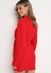 Born2be - Czerwona Sukienka Kopertowa z Cienkim Sznureczkiem w Talii Perlea. Okazja: na co dzień. Kolor: czerwony. Materiał: skóra. Typ sukienki: kopertowe. Styl: casual, klasyczny #5