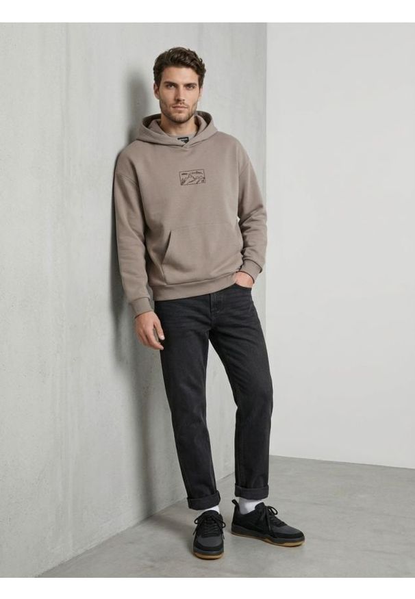 Sinsay - Bluza hoodie comfort z haftem - beżowy. Kolor: beżowy. Wzór: haft