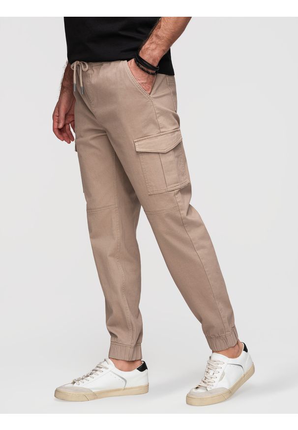 Ombre Clothing - Męskie spodnie JOGGERY z zapinanymi kieszeniami cargo - beżowe V2 - Rozmiar: XL. Okazja: na co dzień, na spacer. Kolor: beżowy. Materiał: dzianina, guma, bawełna, materiał, elastan. Wzór: ze splotem. Styl: casual