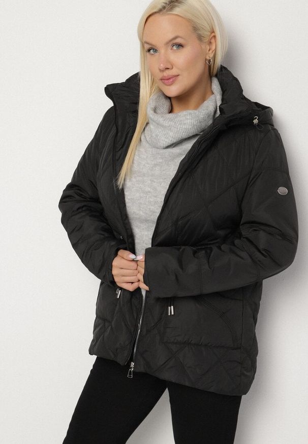 Born2be - Czarna Pikowana Kurtka z Kapturem i Ozdobnymi Suwakami Carnaye. Okazja: na co dzień, na spacer. Typ kołnierza: kaptur. Kolekcja: plus size. Kolor: czarny. Materiał: jeans. Styl: sportowy, casual, elegancki
