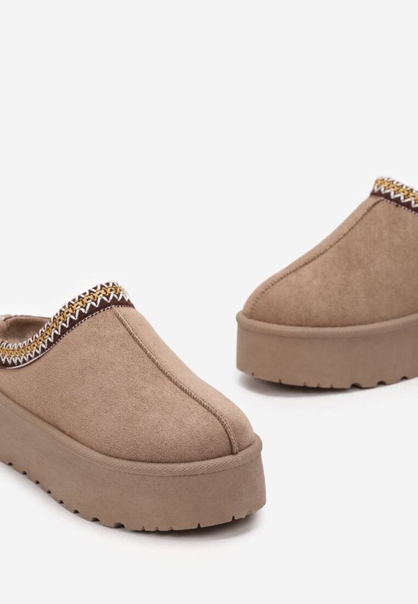 Born2be - Ciemnobeżowe Śniegowce z Krótką Cholewką na Platformie z Ozdobną Lamówką Rivella. Okazja: na co dzień. Kolor: beżowy. Szerokość cholewki: normalna. Obcas: na platformie. Styl: casual