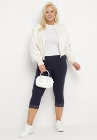 Born2be - Granatowe Spodnie Bawełniane Legginsy 3/4 z Koronką Amaratna. Okazja: na co dzień. Stan: podwyższony. Kolekcja: plus size. Kolor: niebieski. Materiał: bawełna, koronka. Wzór: koronka. Styl: casual, elegancki
