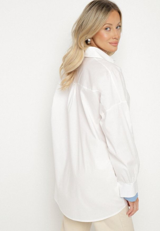 Born2be - Biała Klasyczna Koszula z Bawełny o Kroju Oversize Ronavelle. Okazja: do pracy, na co dzień, na spotkanie biznesowe. Typ kołnierza: kołnierzyk klasyczny. Kolor: biały. Materiał: bawełna. Długość rękawa: długi rękaw. Długość: długie. Wzór: aplikacja. Styl: klasyczny