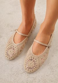 Renee - Ciemnobeżowe Boho Balerinki VICES w Stylu Mary Jane z Ażurową Cholewką Lainia. Okazja: na co dzień. Zapięcie: pasek. Kolor: beżowy. Szerokość cholewki: normalna. Wzór: ażurowy. Sezon: wiosna, lato. Styl: boho #1