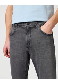 Wrangler - WRANGLER GREENSBORO MĘSKIE SPODNIE JEANSOWE JEANSY DŻINSY BLACKOUT W112353077