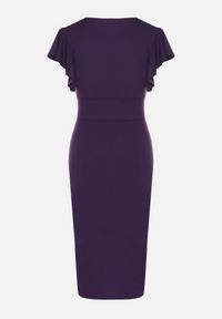 Born2be - Fioletowa Dopasowana Sukienka z Kopertowym Dekoltem i Falbankami Leolani. Okazja: na co dzień. Typ kołnierza: kołnierz z falbankami. Kolor: fioletowy. Materiał: tkanina, jeans. Sezon: lato. Typ sukienki: kopertowe. Styl: casual, klasyczny #6