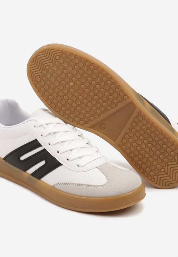Renee - Biało-Czarne Sneakersy Kultowe Tenisówki Zdobione Przeszyciami Eveltewia. Okazja: na co dzień. Kolor: biały. Materiał: jeans. Wzór: aplikacja