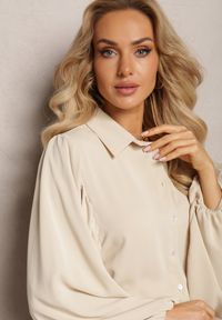 Renee - Jasnobeżowa Koszula z Bufiastymi Rękawami Zdobionymi Plisowaniem Marayati. Kolor: beżowy. Wzór: aplikacja