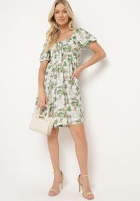Born2be - Zielona Sukienka z Bufiastymi Rękawami i Wiązaniem przy Dekolcie z Gumką na Plecach Vikninna. Okazja: na randkę, na co dzień. Kolor: zielony. Materiał: jeans. Wzór: kwiaty, aplikacja. Sezon: lato. Styl: casual #5