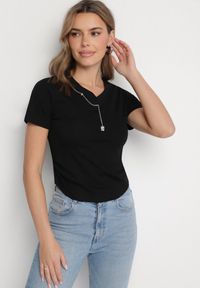 Born2be - Czarny Bawełniany T-shirt Ozdobiony Marszczeniem i Łańcuszkiem Olitrea. Okazja: na co dzień. Kolor: czarny. Materiał: bawełna. Wzór: aplikacja. Styl: casual #3