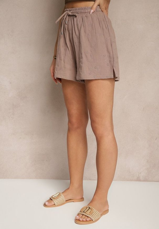 Renee - Ciemnobeżowe Ażurowe Szorty z Bawełny Nevorene. Okazja: na co dzień. Kolor: beżowy. Materiał: bawełna. Wzór: ażurowy. Sezon: lato. Styl: casual, elegancki