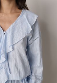 Born2be - Niebieska Bawełniana Bluzka w Romantycznym Stylu z Falbankami i Wiązaniem Cezarina. Okazja: na co dzień, na spotkanie biznesowe, do pracy. Typ kołnierza: kołnierz z falbankami. Kolor: niebieski. Materiał: bawełna. Styl: casual, biznesowy, elegancki #5