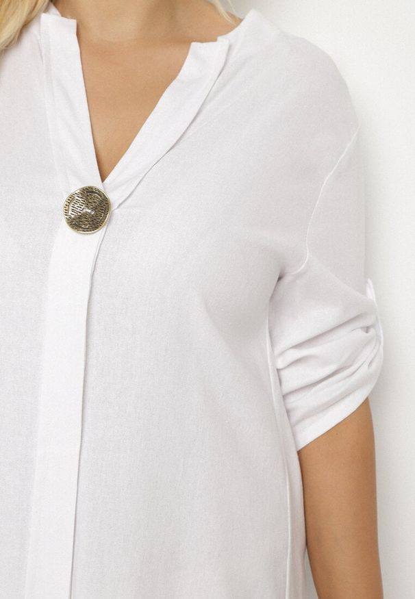 Born2be - Biała Sukienka z Wiskozy i Lnu Pudełkowa Asymetryczna Toliria. Okazja: na co dzień. Typ kołnierza: dekolt w kształcie V. Kolor: biały. Wzór: aplikacja. Typ sukienki: asymetryczne. Materiał: wiskoza, len. Długość rękawa: długi rękaw. Sezon: lato. Styl: elegancki, casual