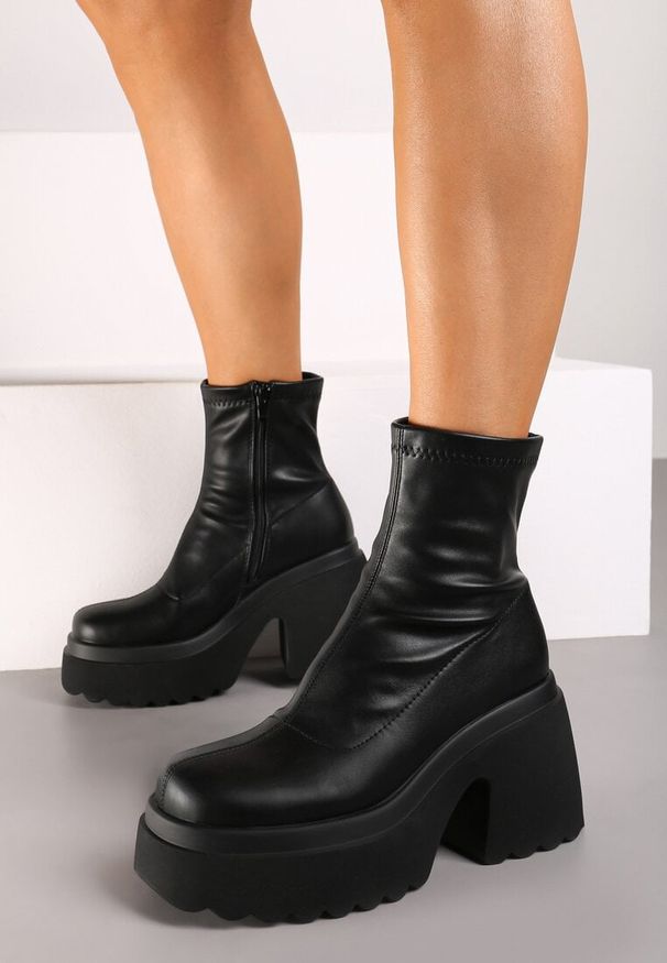 Born2be - Czarne Botki na Obcasie i Platformie z Dopasowaną Cholewką Zapinane na Suwak Reliefra. Okazja: na co dzień. Kolor: czarny. Materiał: jeans. Szerokość cholewki: normalna. Wzór: aplikacja. Obcas: na obcasie. Styl: klasyczny, wizytowy, casual, elegancki. Wysokość obcasa: średni
