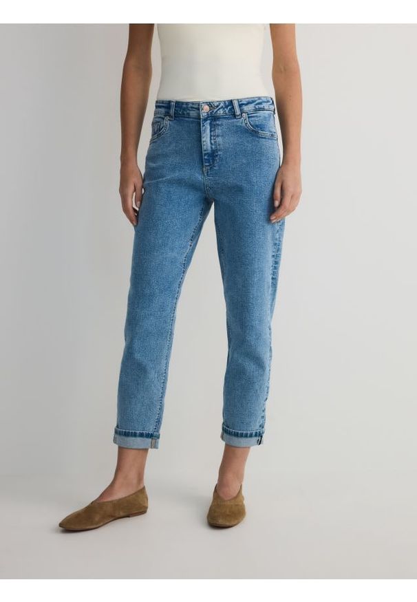 Reserved - Jeansy boyfriend slim - niebieski. Kolor: niebieski