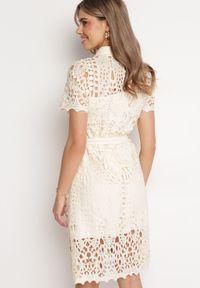 Born2be - Beżowa Ażurowa Sukienka Koszulowa Midi z Wiązanym Paskiem Pamy. Kolor: beżowy. Materiał: materiał, koronka. Długość rękawa: krótki rękaw. Wzór: ażurowy. Typ sukienki: koszulowe. Styl: klasyczny. Długość: midi #5