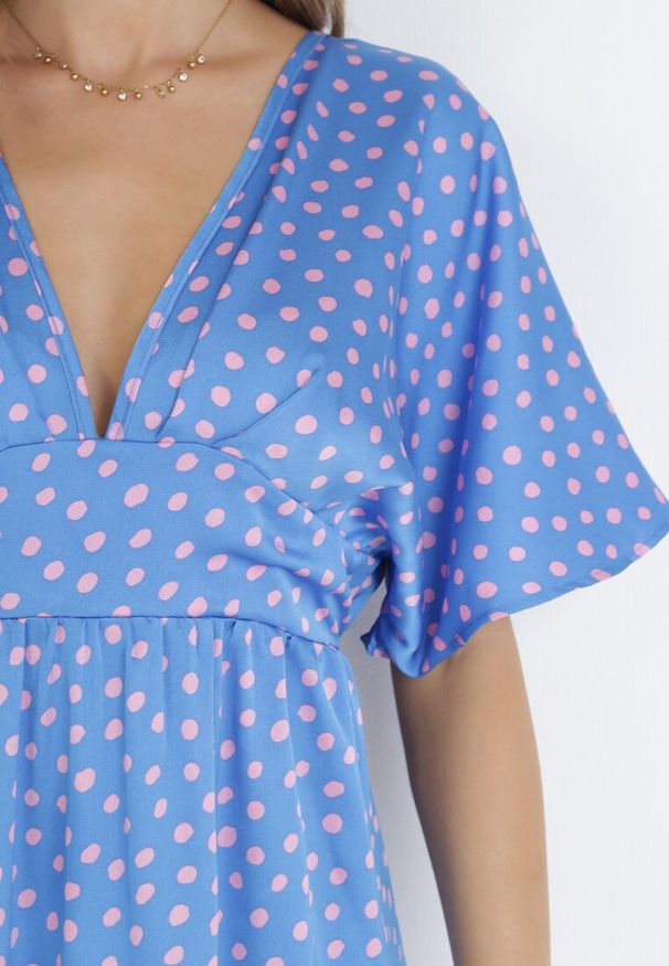 Born2be - Niebieska Sukienka Maxi w Kropki z Gumką w Pasie i Rozcięciami Crasses. Kolor: niebieski. Wzór: kropki. Sezon: wiosna, lato. Długość: maxi