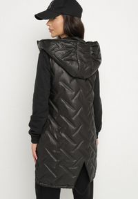 Born2be - Czarna Pikowana Kamizelka z Kapturem i Ozdobną Naszywką Liselilia. Okazja: na co dzień. Typ kołnierza: kaptur. Kolor: czarny. Materiał: jeans. Wzór: aplikacja. Styl: elegancki, casual, sportowy #4