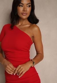 Renee - Czerwona Sukienka Bodycon o Asymetrycznym Kroju Erezellia. Kolor: czerwony. Długość rękawa: krótki rękaw. Typ sukienki: bodycon, asymetryczne. Styl: elegancki #5