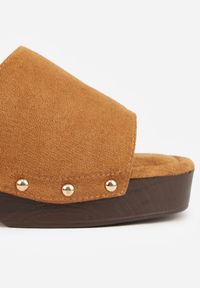 Renee - Jasnobrązowe Klapki w Stylu Drewniaków z Nitami na Klockowym Obcasie Junikofa. Okazja: na co dzień. Kolor: brązowy. Materiał: zamsz, koronka. Obcas: na obcasie. Styl: casual, rockowy. Wysokość obcasa: średni #9