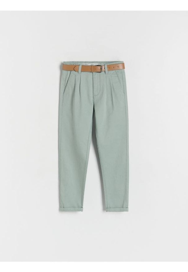 Reserved - Strukturalne spodnie chino z paskiem - jasnozielony. Kolor: zielony. Materiał: bawełna, tkanina