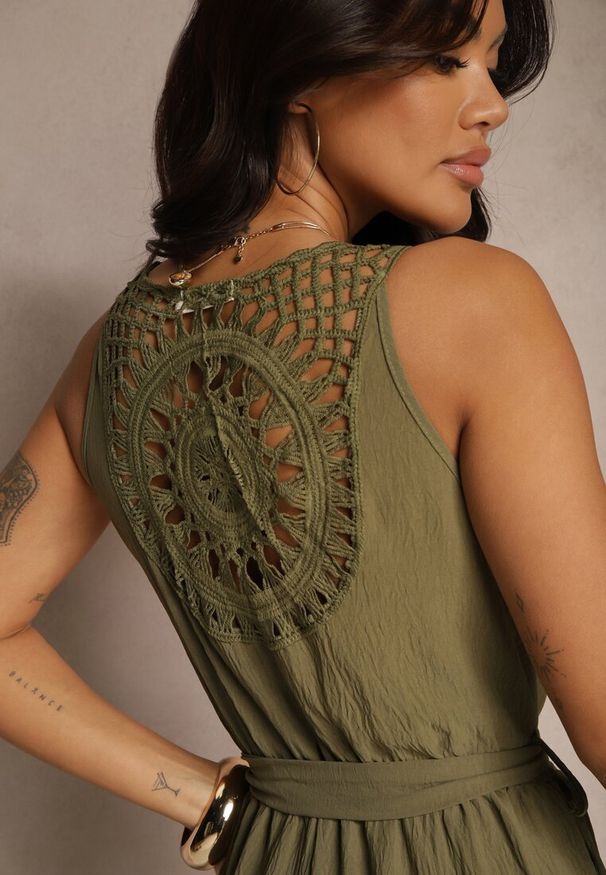 Renee - Zielony Szeroki Kombinezon o Kopertowym Kroju z Ażurowym Zdobieniem Olisena. Okazja: na co dzień. Kolor: zielony. Długość: długie. Wzór: ażurowy, aplikacja. Styl: casual, elegancki