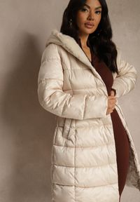 Renee - Beżowa Pikowana Kurtka z Nieodpinanym Kapturem o Długim Kroju z Paskiem Lidassea. Okazja: na co dzień. Kolor: beżowy. Materiał: jeans. Długość: długie. Styl: casual #2