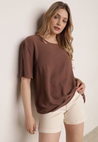 Born2be - Brązowy Minimalistyczny T-shirt z Teksturowanej Tkaniny z Bawełną Shinost. Okazja: na co dzień, do pracy. Kolekcja: plus size. Kolor: brązowy. Materiał: bawełna, tkanina. Styl: casual #1