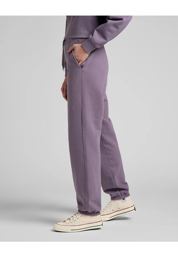 Lee - LEE RELAXED SWEATPANTS DAMSKIE SPODNIE DRESOWE WASHED PURPLE L32MTXTZ 112143857. Materiał: dresówka