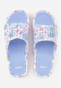 Born2be - Jasnoniebieskie Klapki Basenowe w Kwiatowy Wzór z Perforacją Pertumal. Okazja: na co dzień, na spacer. Kolor: niebieski. Materiał: dzianina, jeans, dresówka. Wzór: kwiaty. Sezon: lato. Styl: wakacyjny, casual, elegancki #3