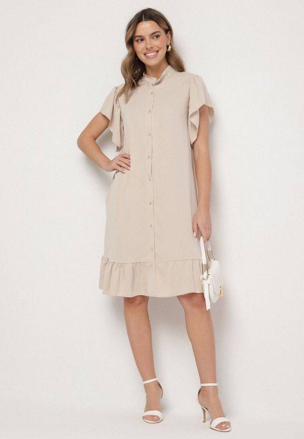 Born2be - Beżowa Sukienka Koszulowa z Guzikami i Falbankami Tenalena. Okazja: na co dzień. Typ kołnierza: kołnierz z falbankami. Kolor: beżowy. Typ sukienki: koszulowe. Styl: casual, elegancki, sportowy