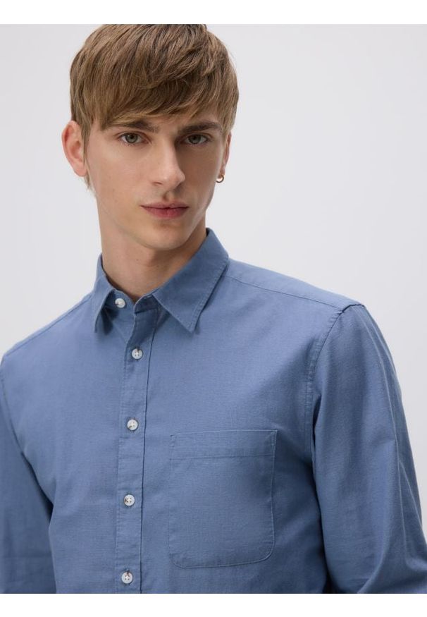 Reserved - Koszula regular z lnem - jasnoniebieski. Kolor: niebieski. Materiał: len