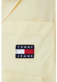Tommy Jeans koszula damska kolor żółty relaxed z kołnierzykiem klasycznym. Typ kołnierza: kołnierzyk klasyczny. Kolor: żółty. Materiał: włókno, tkanina. Długość rękawa: krótki rękaw. Długość: krótkie. Styl: klasyczny