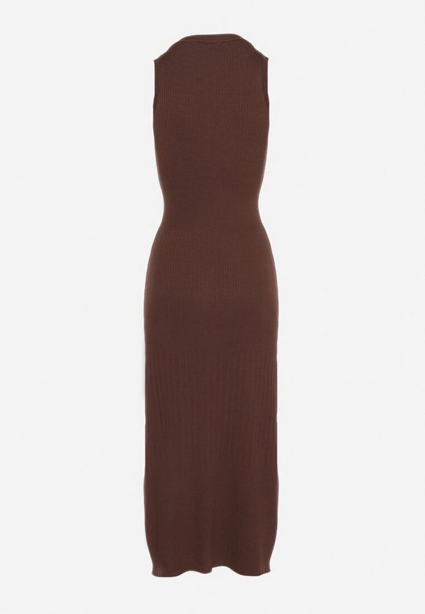 Born2be - Brązowa Wiskozowa Sukienka o Taliowanym Kroju Bez Rękawów Zdobiona Guzikami Esinea. Okazja: na co dzień. Typ kołnierza: dekolt w serek. Kolor: brązowy. Materiał: wiskoza. Długość rękawa: bez rękawów. Wzór: aplikacja. Styl: casual