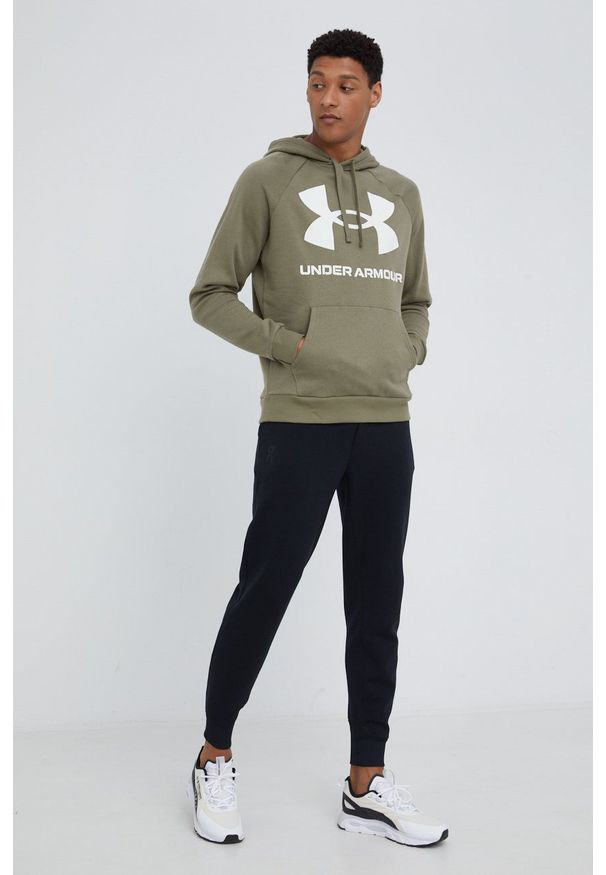 Under Armour bluza 1357093 męska kolor zielony z kapturem. Typ kołnierza: kaptur. Kolor: zielony. Materiał: dzianina. Długość rękawa: raglanowy rękaw. Wzór: nadruk