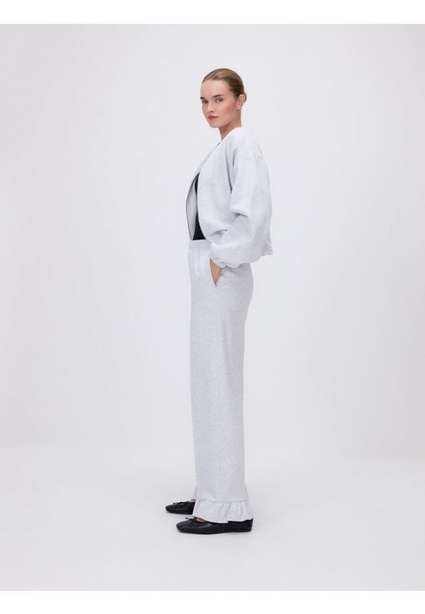 Reserved - Spodnie z falbankami - jasnoszary. Kolor: szary. Materiał: dzianina, bawełna