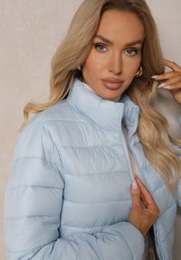 Renee - Jasnoniebieska Kurtka z Pikowaną Odpinaną Stroną i Odpinanym Kapturem Doriona. Okazja: na spotkanie biznesowe, do pracy, na co dzień, na spacer. Kolor: niebieski. Materiał: jeans. Sezon: jesień. Styl: biznesowy, casual, elegancki