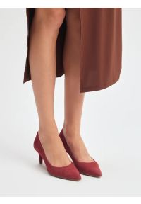 Ryłko - Bordowe czółenka damskie na obcasie. Okazja: na co dzień. Nosek buta: szpiczasty. Zapięcie: bez zapięcia. Kolor: czerwony. Materiał: skóra, welur. Obcas: na obcasie. Styl: casual, elegancki. Wysokość obcasa: średni #1