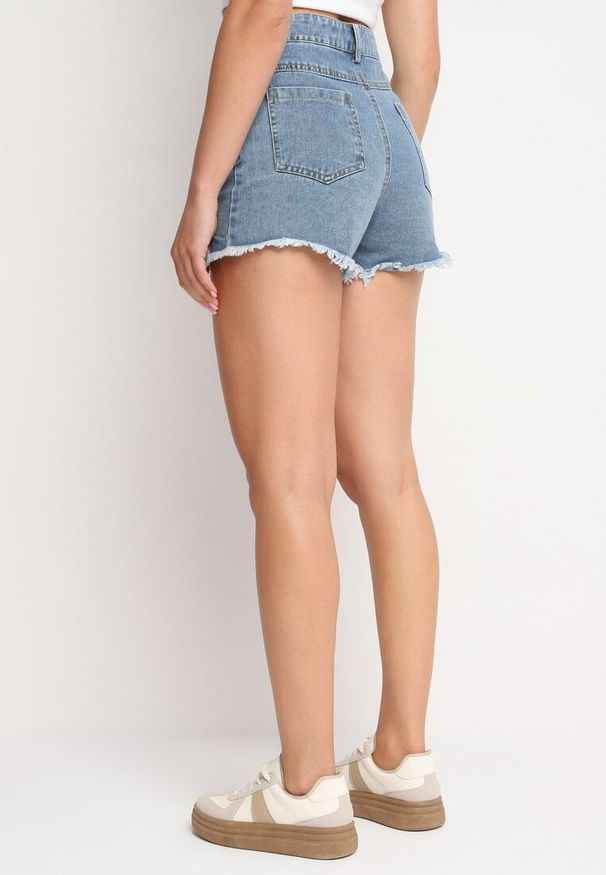 Born2be - Niebieskie Bawełniane Szorty Jeansowe z Wysokim Stanem i Cyrkoniami Noemelba. Okazja: na co dzień. Stan: podwyższony. Kolor: niebieski. Materiał: jeans, bawełna. Wzór: aplikacja. Styl: klasyczny, casual