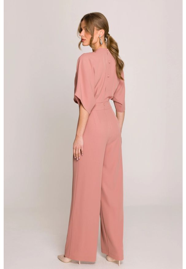 Stylove - Elegancki kombinezon damski z kopertowym dekoltem różany. Okazja: na komunię, na ślub cywilny, na imprezę, na randkę, na wesele, na spotkanie biznesowe. Kolor: różowy. Materiał: tkanina. Długość rękawa: krótki rękaw. Długość: krótkie. Wzór: gładki. Styl: elegancki