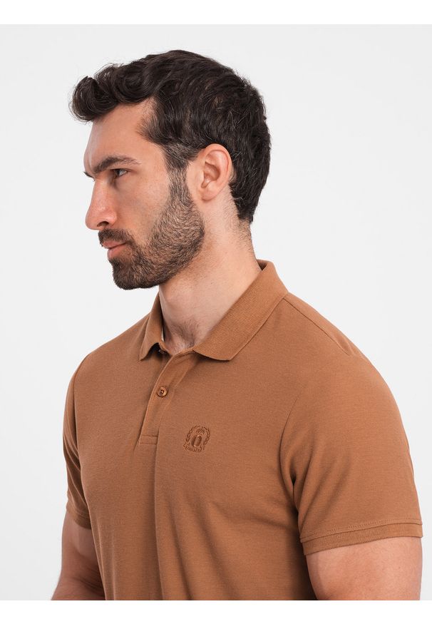 Ombre Clothing - Męska koszulka polo jednokolorowa BASIC z dzianiny pique - brązowa V23. Okazja: na co dzień. Typ kołnierza: polo. Kolor: brązowy. Materiał: dzianina. Wzór: haft, aplikacja, jednolity. Styl: sportowy, wizytowy, casual